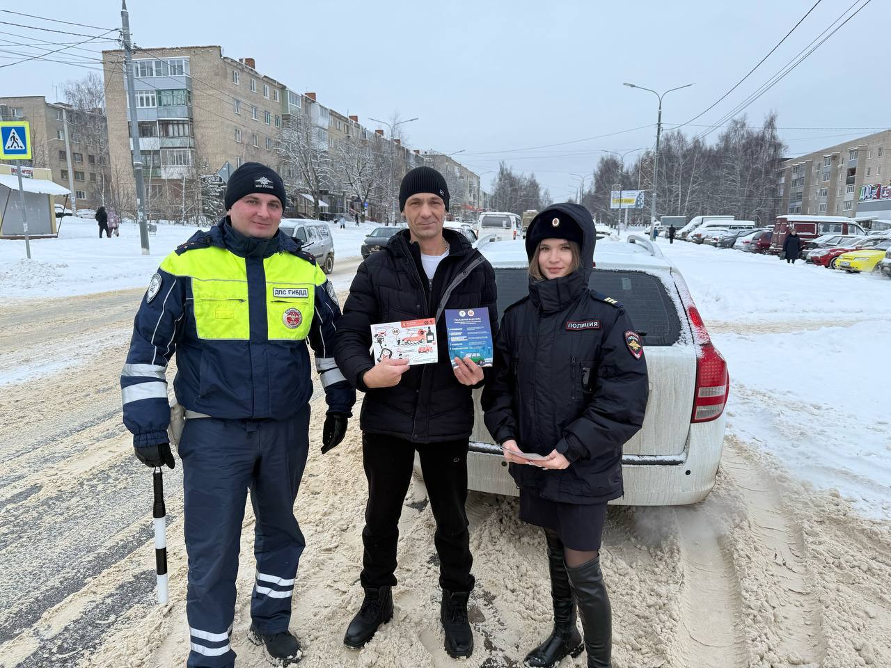 Сотрудники Госавтоинспекции по Тульской области продолжают проводить разъяснительные беседы с участниками дорожного движения Сотрудники Госавтоинспекции по Тульской области продолжают проводить разъяснительные беседы с участниками дорожного движения