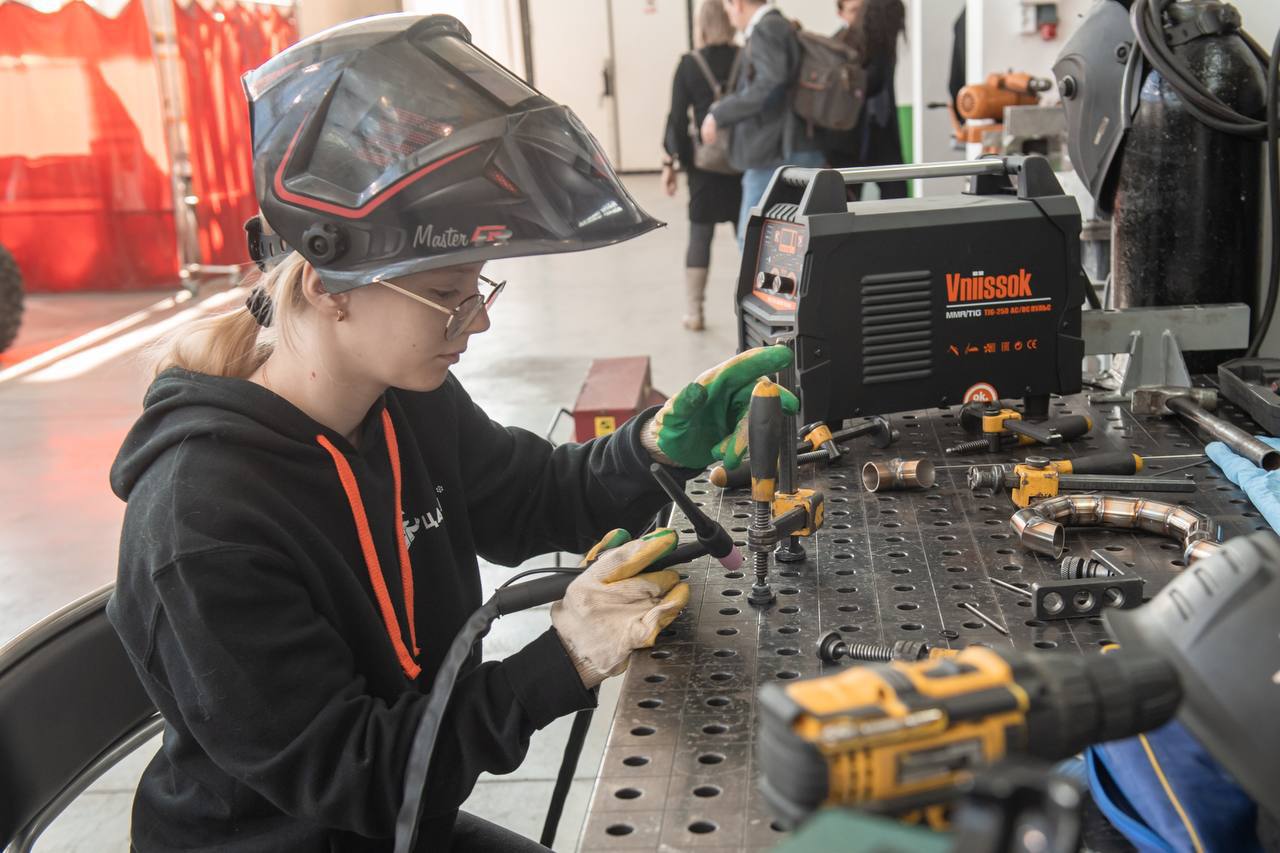 Дмитрий Чернышенко и Валерий Фальков представили итоги работы передовых инженерных школ в 2025 году Дмитрий Чернышенко и Валерий Фальков представили итоги работы передовых инженерных школ в 2025 году