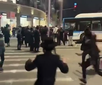 В Иерусалиме автобус влетел в толпу протестующих против призыва в армию ортодоксов, один человек погиб и несколько пострадали