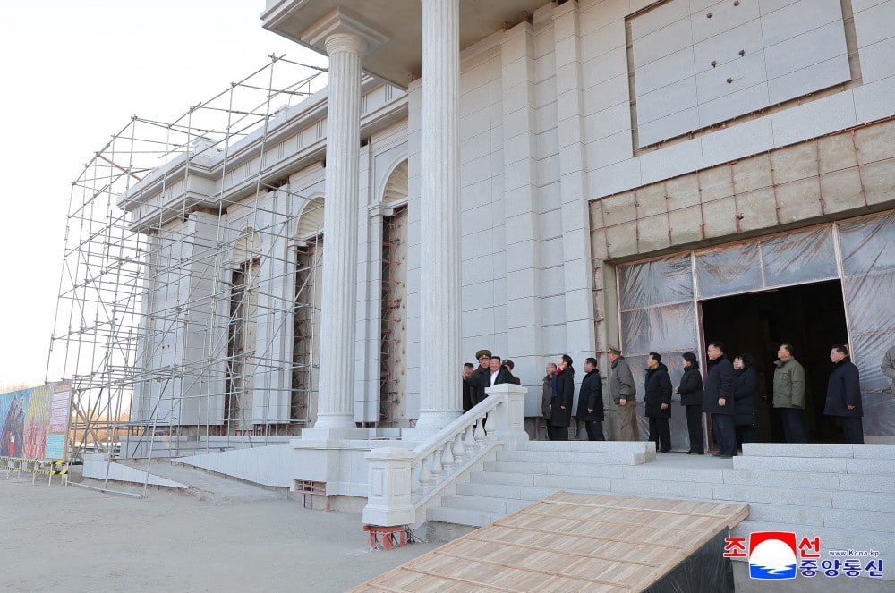 Ким Чен Ын посетил стройку Мемориального музея, посвящённого военнослужащим Корейской народной армии, участвовавшим в освобождении Курской области Ким Чен Ын посетил стройку Мемориального музея, посвящённого военнослужащим Корейской народной армии, участвовавшим в освобождении Курской области