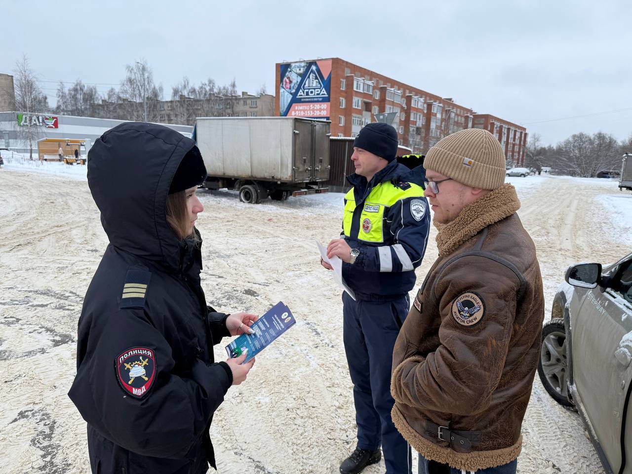 Сотрудники Госавтоинспекции по Тульской области продолжают проводить разъяснительные беседы с участниками дорожного движения Сотрудники Госавтоинспекции по Тульской области продолжают проводить разъяснительные беседы с участниками дорожного движения