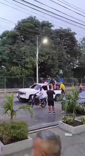 Олег Царёв: Статую Уго Чавеса протащили по улицам в Каракасе, столице Венесуэлы