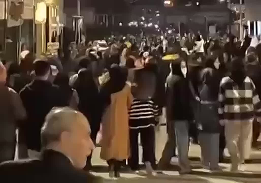 Местные паблики сообщают, что в иранском городе Абданан протестующие взяли под контроль улицы, срывая баннеры и поджигая автомобили