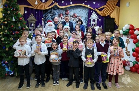 #СМИобМЧС. В Донском спасатели и сотрудники прокуратуры поздравили с праздниками детей-сирот и детей, оставшихся без попечения родителей Сотрудники МЧС России и прокуратуры посетили «Донскую школу №1», чтобы подарить детям...