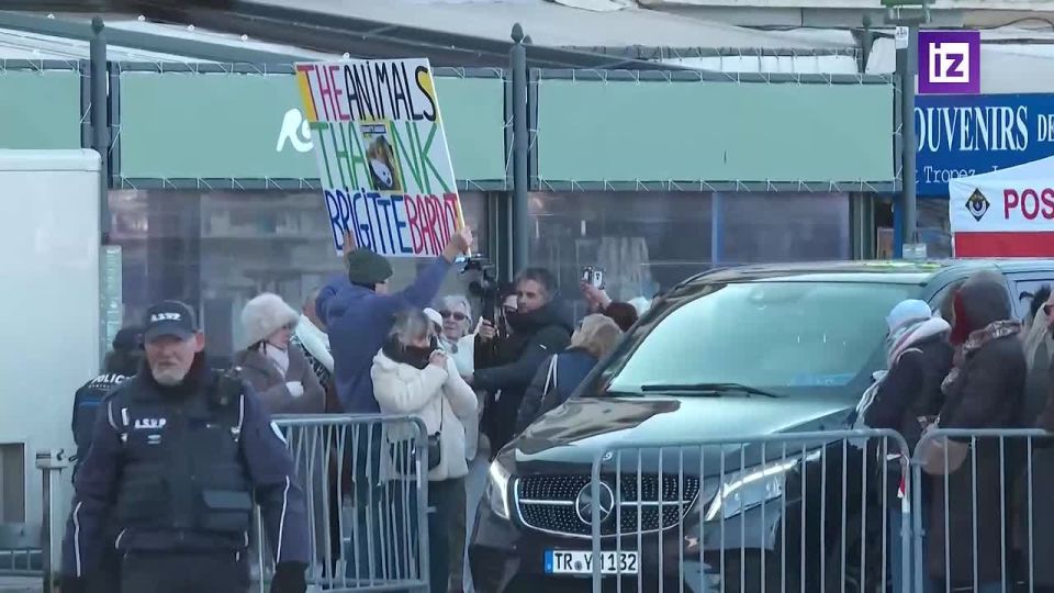 Церемония прощания с французской актрисой Брижит Бардо завершилась в церкви Нотр-Дам-де-л’Ассомпсьон в Сен-Тропе, сообщает телеканал France24