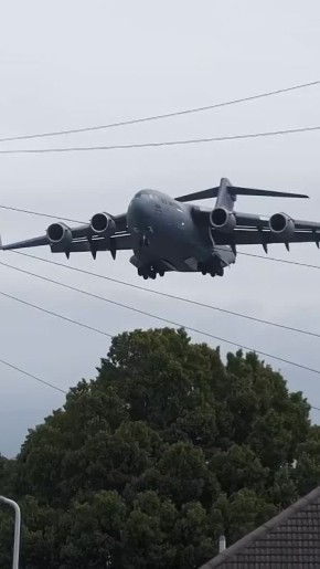 Соединенные Штаты перебросили 14 транспортных самолетов C-17 Globemaster, а также два тяжело вооруженных вертолета AC-130J Ghostrider на ключевые авиабазы в Соединенном Королевстве