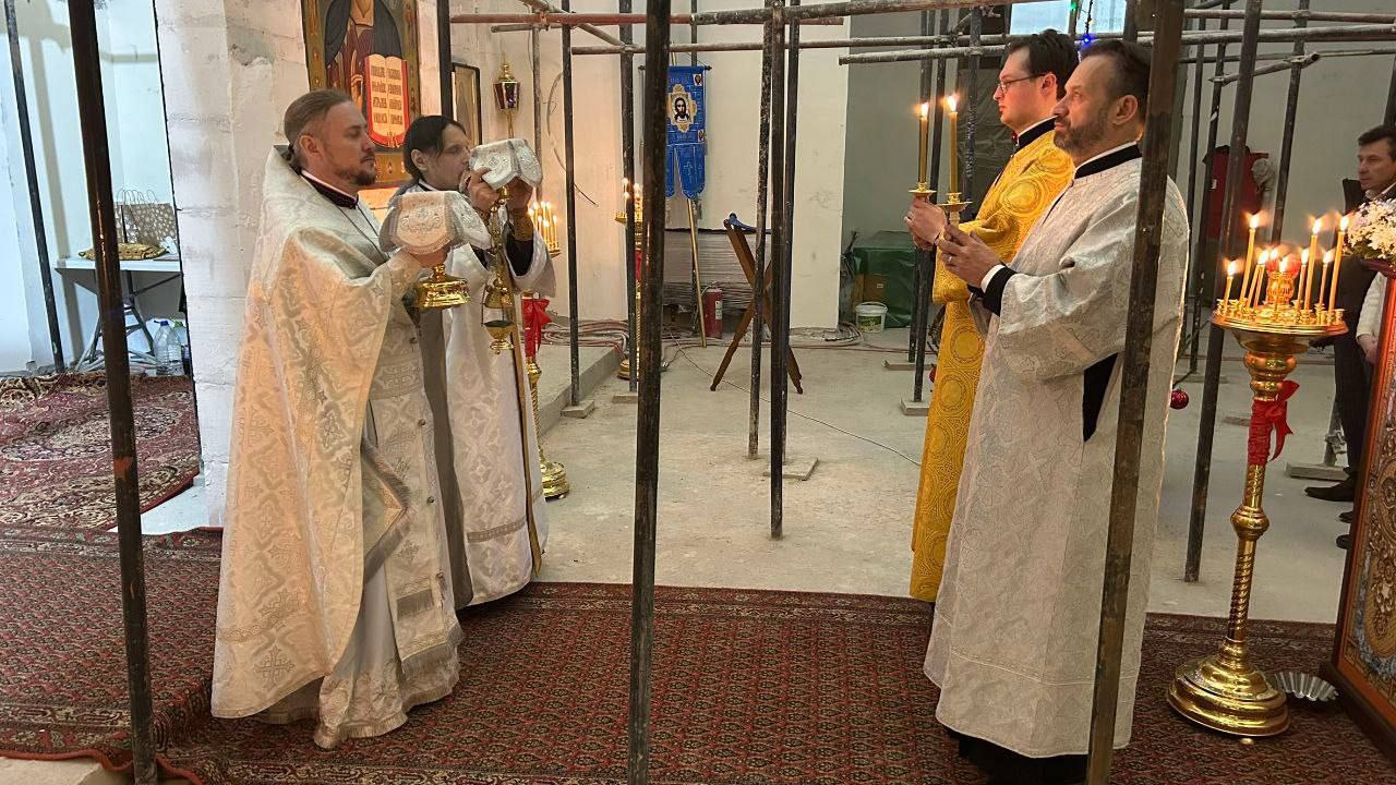 7 января в строящемся храме в честь Седмиезерной иконы Божией Матери, находящегося на территории ФНЦ гигиены им. Ф.Ф. Эрисмана Роспотребнадзора, совершилось значимое событие – Рождественское Богослужение 7 января в строящемся храме в честь Седмиезерной иконы Божией Матери, находящегося на территории ФНЦ гигиены им. Ф.Ф. Эрисмана Роспотребнадзора, совершилось значимое событие – Рождественское Богослужение