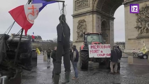 Тракторы у Триумфальной арки в Париже: французские фермеры бастуют против торгового соглашения с "Меркосур"