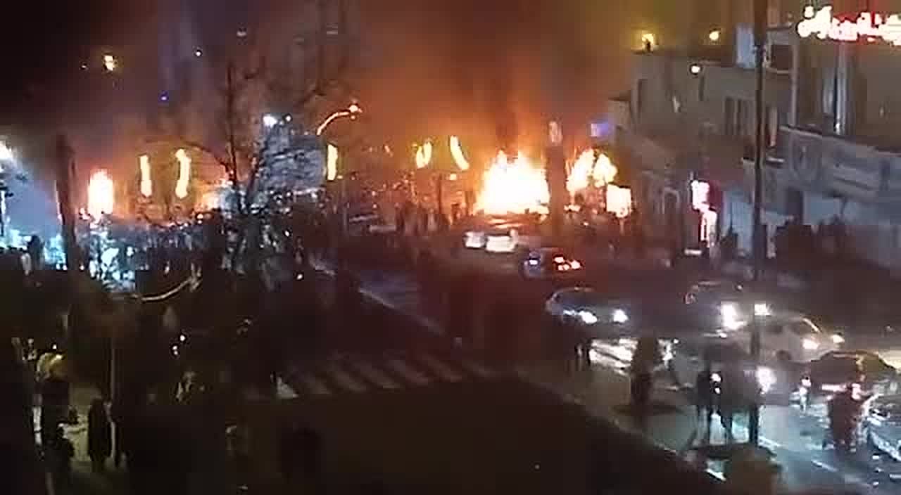 Сергей Колясников: А это Майдан в Иране. Трамп уже пообещал нанести удар по Ирану в случае жесткого подавления протестов