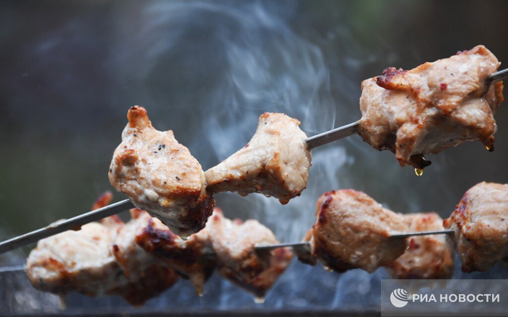 Как правильно выбирать мясо для шашлыка, рассказали в Роспотребнадзоре