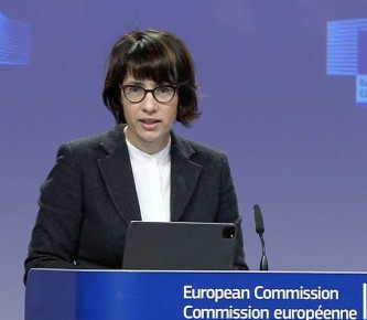 Еврокомиссия предложила странам ЕС самим решать, следовать ли примеру США в отношении российских танкеров, заявила представитель организации Анита Хиппер