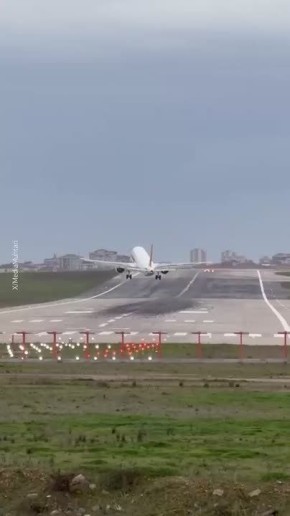 Жуткие кадры из Стамбула — самолет не смог приземлиться из-за погодных условий