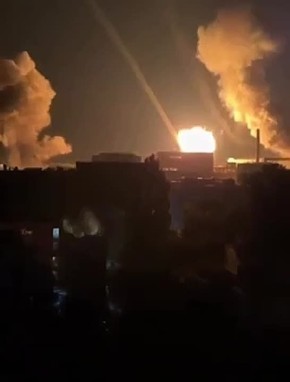 Что сегодня ночью прилетело по Львову: Слева удар «Орешником» по Днепропетровску, год назад уничтоживший «Южмаш». Справа - кадры сегодняшнего удара по Львову