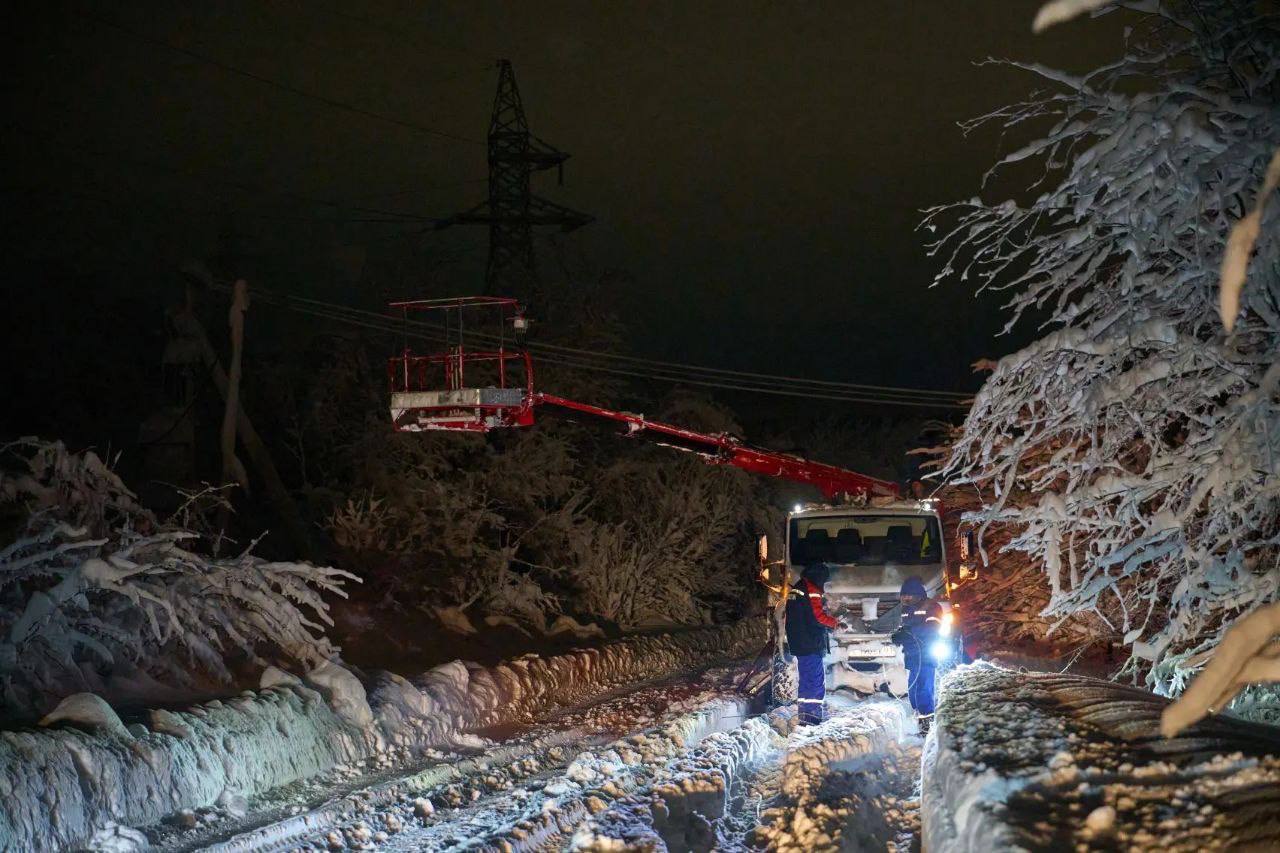 Стихия бьет по сетям: более 300 энергетиков Тулэнерго сражаются со снежным штормом Стихия бьет по сетям: более 300 энергетиков Тулэнерго сражаются со снежным штормом