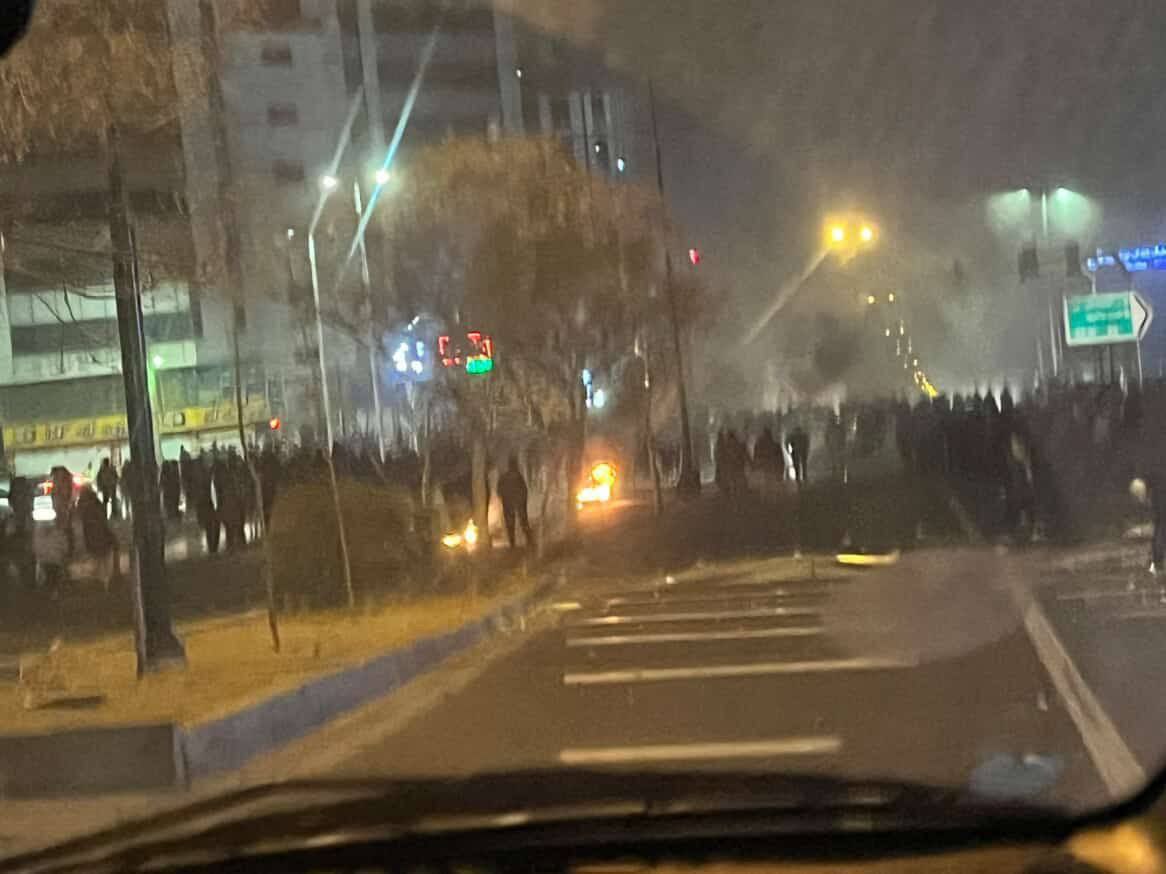 В Джанатабаде, Тегеране, начались ограниченные столкновения между бунтовщиками и силами безопасности, сообщает Middle East Spectator