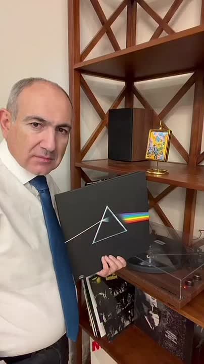 "The lunatic is on the grass": премьер-министр Армении Никол Пашинян поставил подписчикам легендарный альбом Pink Floyd The Dark Side of the Moon на виниловой пластинке