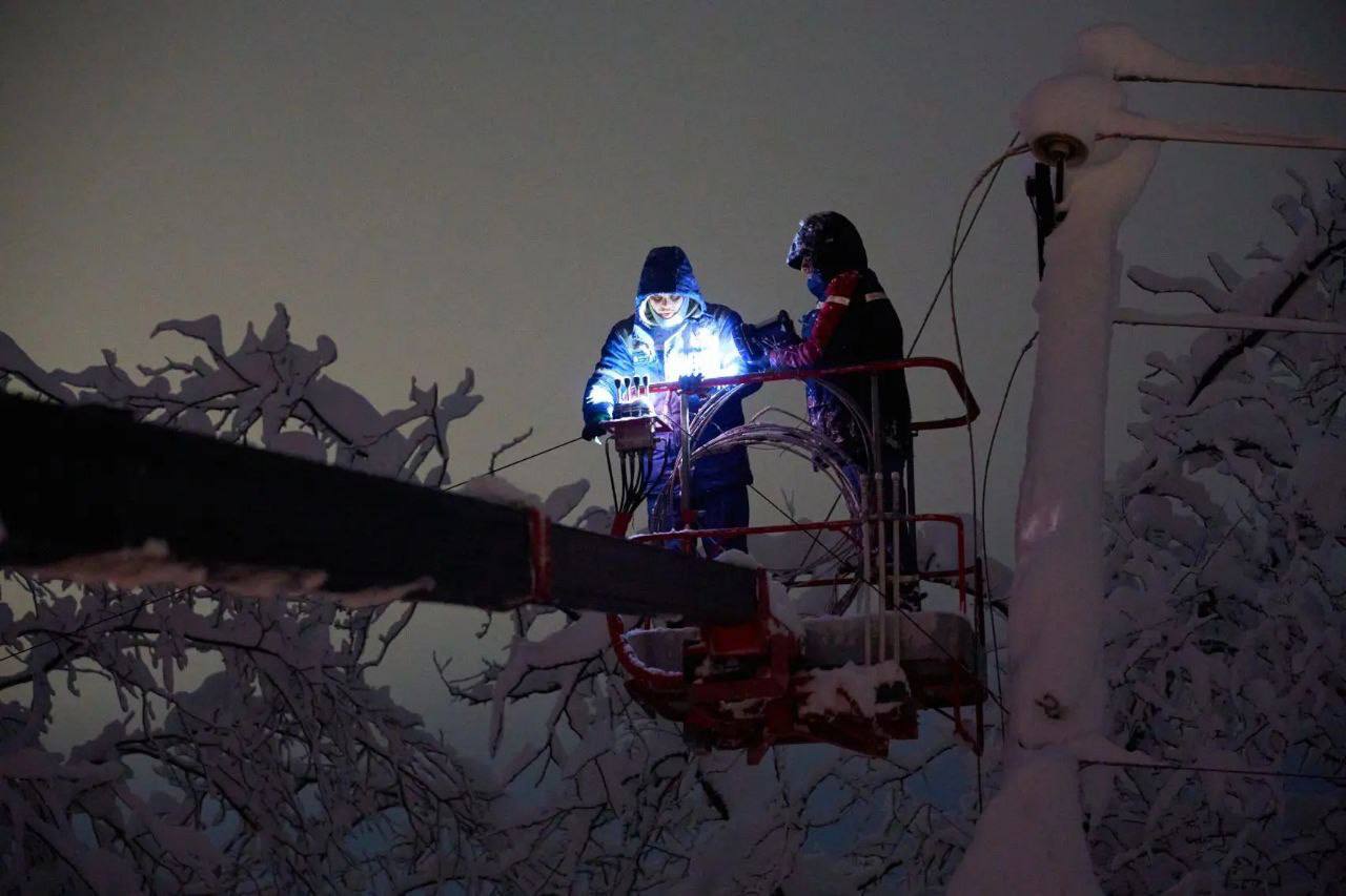 Стихия бьет по сетям: более 300 энергетиков Тулэнерго сражаются со снежным штормом