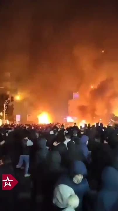 Огонь протестующих зашел слишком далеко: демонстранты в Иране подожгли здание муниципалитета и мечеть
