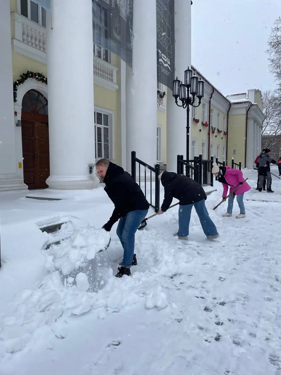 «Снежный субботник» в Тульской области: Первые, активисты и сотрудники объединились для борьбы со снегом