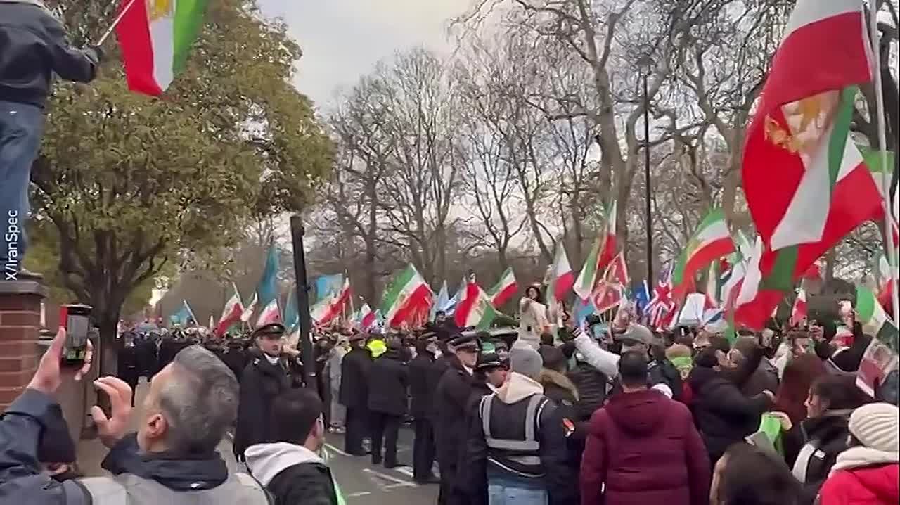 В посольстве Ирана в Лондоне сорвали государственный флаг — протестующие залезли на балкон и заменили его на дореволюционный "Лев и Солнце", который часто выносят на улицы протестующие