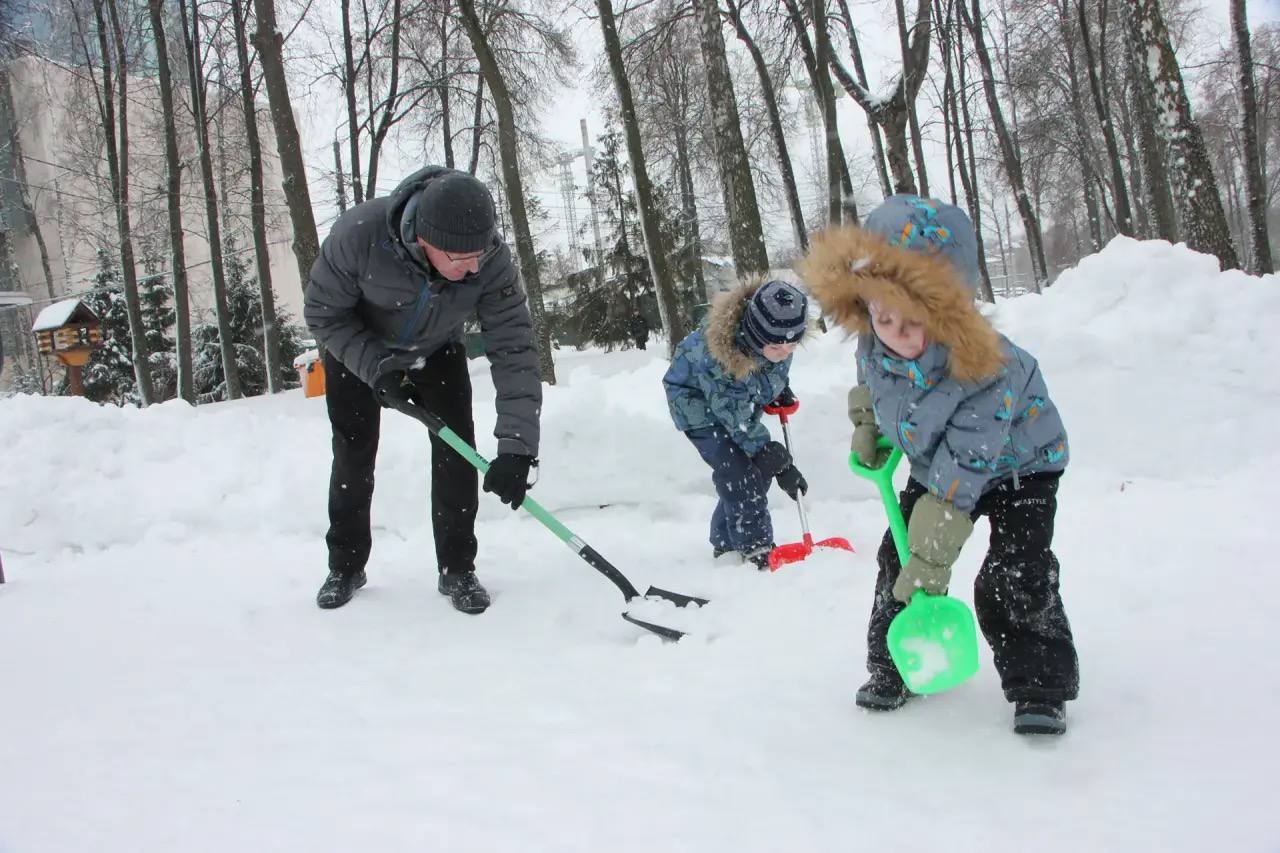 «Снежный субботник» в Тульской области: уборка в центральном парке оружейной столицы «Снежный субботник» в Тульской области: уборка в центральном парке оружейной столицы