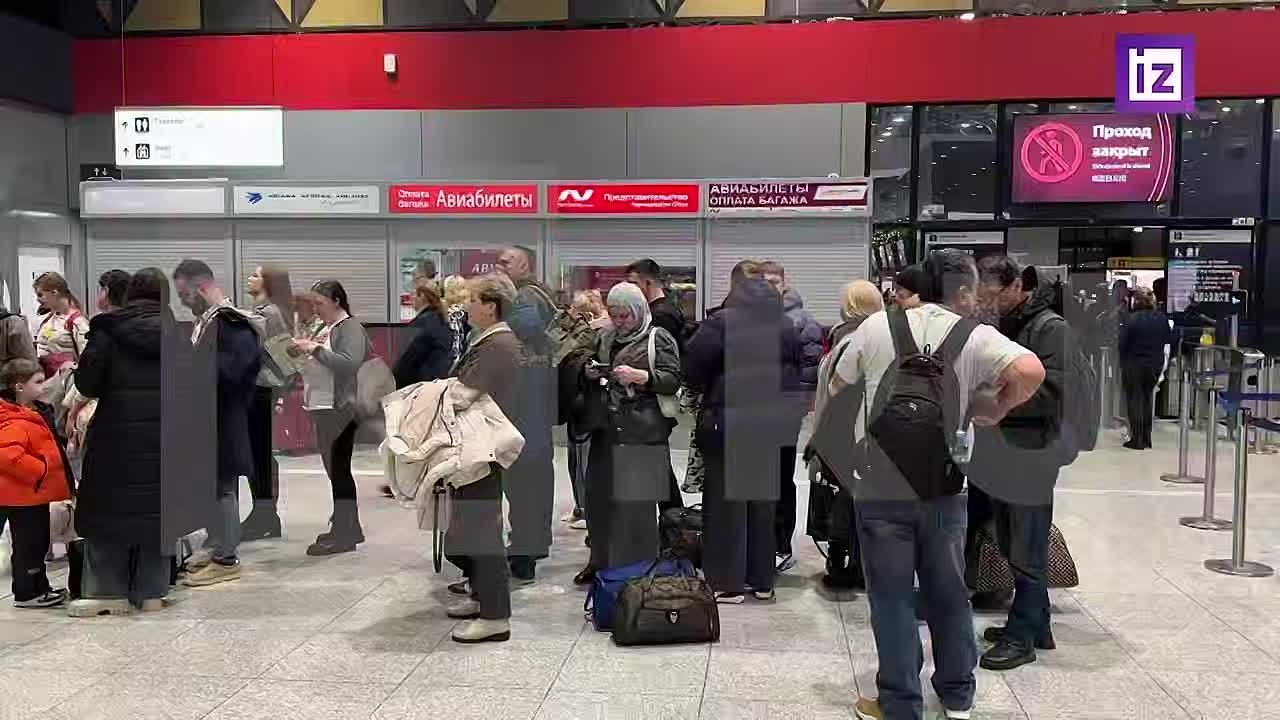 Пресс-служба "Аэрофлота" попросила пассажиров отмененных рейсов не приезжать в аэропорт Шереметьево