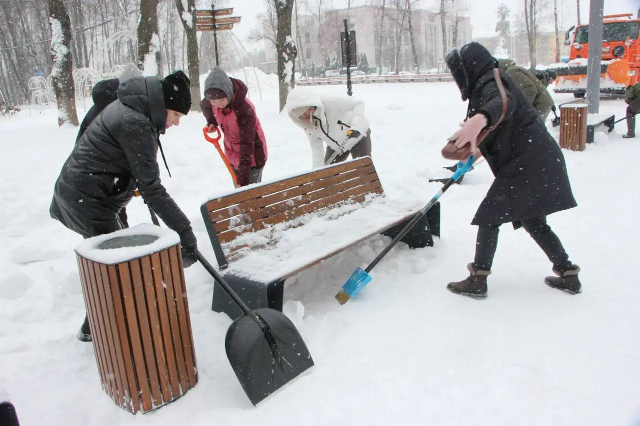 «Снежный субботник» в Тульской области: уборка в центральном парке оружейной столицы «Снежный субботник» в Тульской области: уборка в центральном парке оружейной столицы