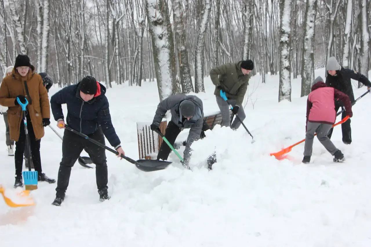 «Снежный субботник» в Тульской области: уборка в центральном парке оружейной столицы «Снежный субботник» в Тульской области: уборка в центральном парке оружейной столицы
