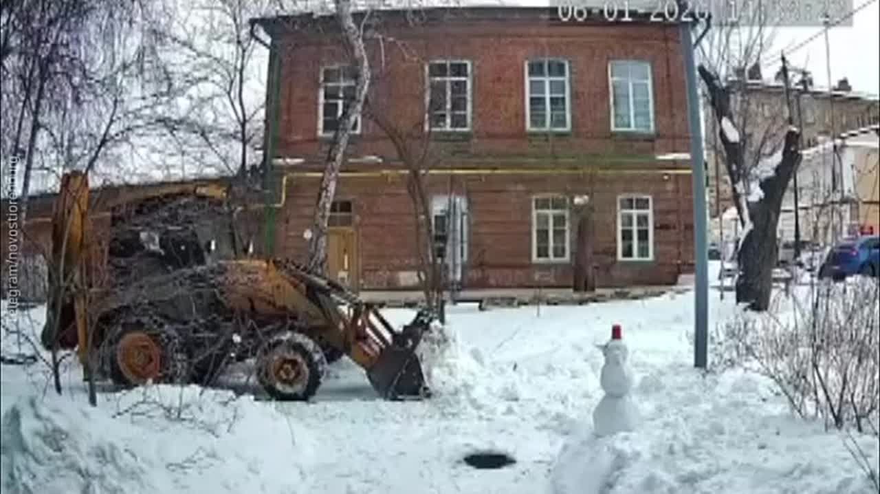 Доброты в ленту: коммунальщик не стал переезжать маленького снеговичка на пути