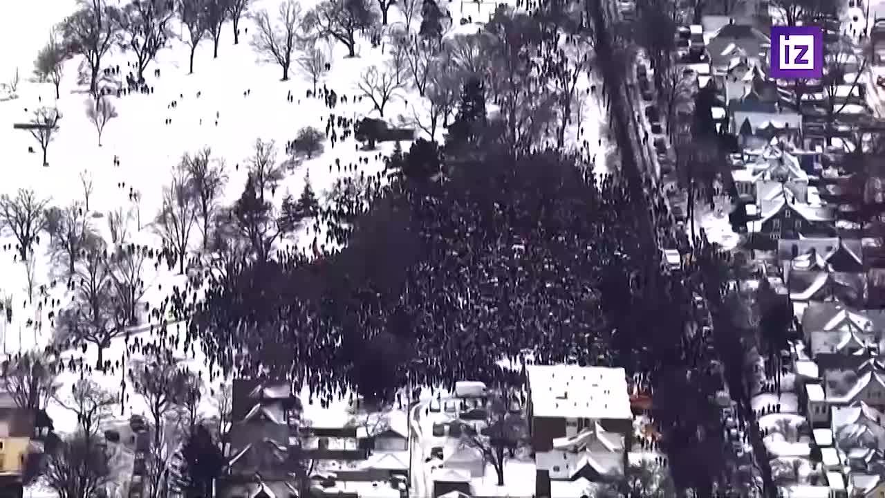 Тысячи людей вышли на протесты против ICE и заполнили улицы Миннеаполиса