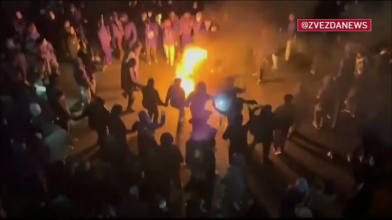 "Пехлеви вернется", — с этими лозунгами протестующие в Тегеране прыгают вокруг костра