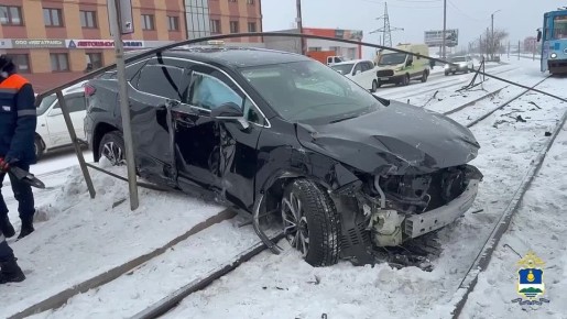 Легковушка протаранила остановку в Улан-Уде — пострадали 16-летняя девочка и пенсионерка, которые ждали там трамвай