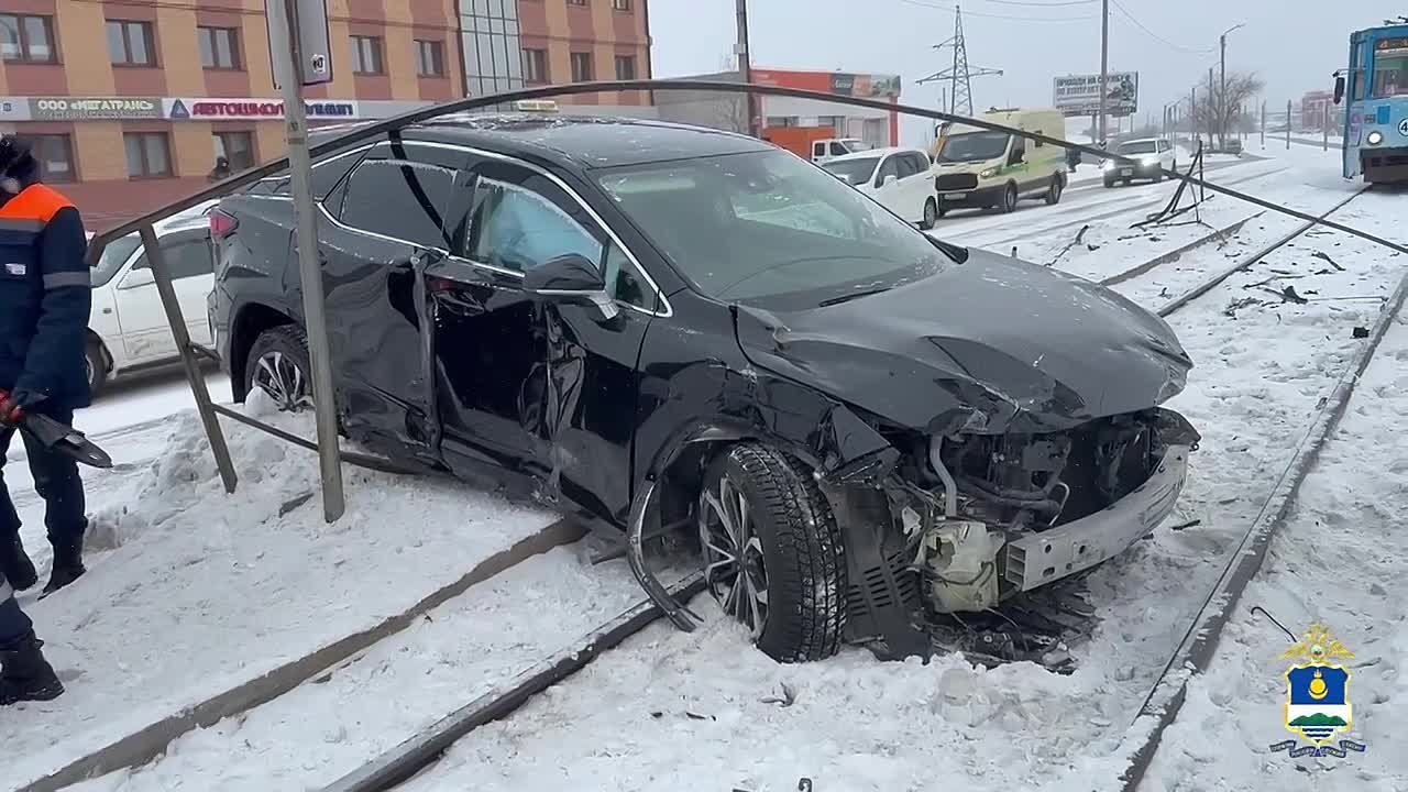 Легковушка протаранила остановку в Улан-Уде — пострадали 16-летняя девочка и пенсионерка, которые ждали там трамвай