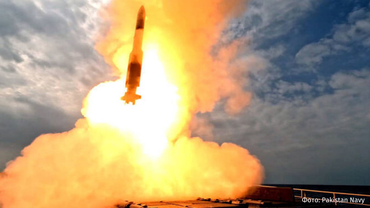 ВМС Пакистана провели пуски зенитных ракет и испытали прочее оружие в Аравийском море