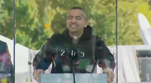 Олег Царёв: Зачетный стеб:. - По лютой иронии судьбы, Дональд Трамп сам является сыном мигранта, внуком мигранта и женат на мигрантке