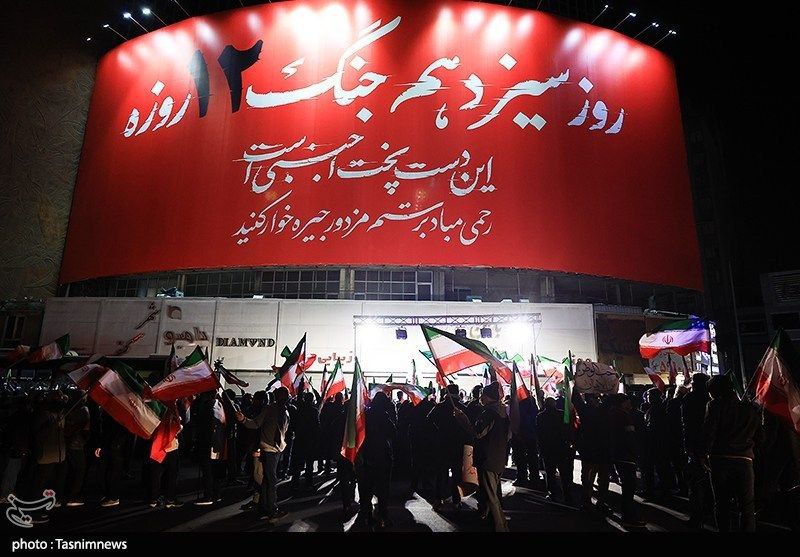 Проправительственный митинг прошел в Тегеране — жители вышли, чтобы осудить террористические действия протестующих, сообщило агентство Tasnim Проправительственный митинг прошел в Тегеране — жители вышли, чтобы осудить террористические действия протестующих, сообщило агентство Tasnim