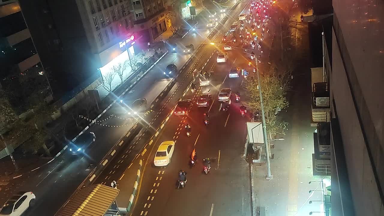 Проправительственный митинг прошел в Тегеране — жители вышли, чтобы осудить террористические действия протестующих, сообщило агентство Tasnim