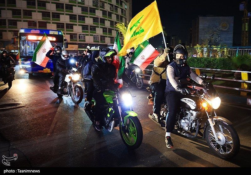 Проправительственный митинг прошел в Тегеране — жители вышли, чтобы осудить террористические действия протестующих, сообщило агентство Tasnim Проправительственный митинг прошел в Тегеране — жители вышли, чтобы осудить террористические действия протестующих, сообщило агентство Tasnim