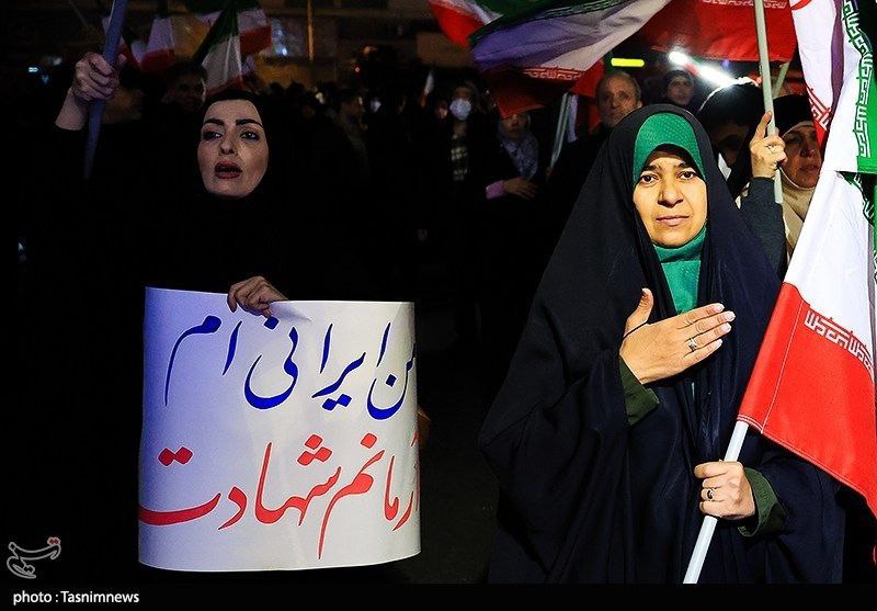 Проправительственный митинг прошел в Тегеране — жители вышли, чтобы осудить террористические действия протестующих, сообщило агентство Tasnim Проправительственный митинг прошел в Тегеране — жители вышли, чтобы осудить террористические действия протестующих, сообщило агентство Tasnim