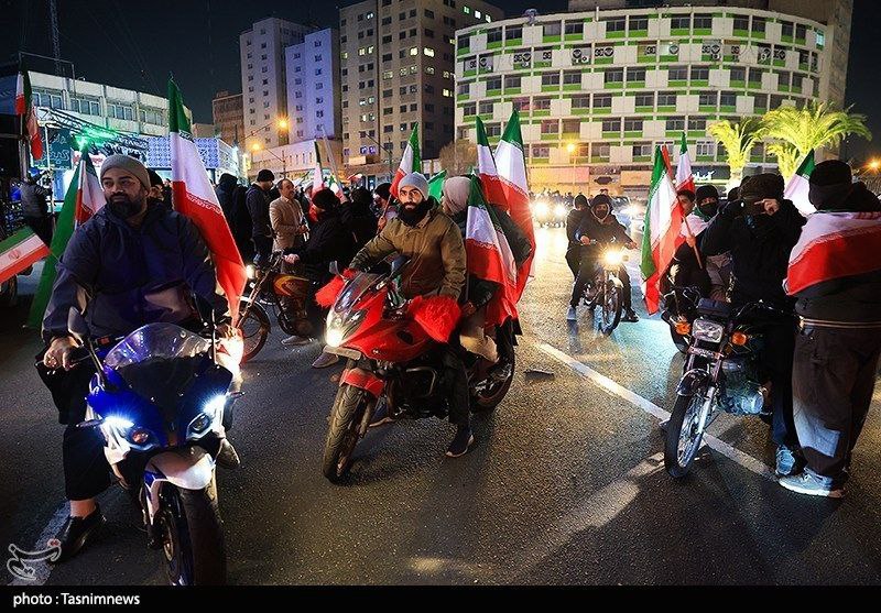 Проправительственный митинг прошел в Тегеране — жители вышли, чтобы осудить террористические действия протестующих, сообщило агентство Tasnim Проправительственный митинг прошел в Тегеране — жители вышли, чтобы осудить террористические действия протестующих, сообщило агентство Tasnim