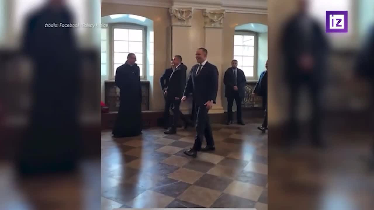 Президент Польши не только употребляет снюс, но и здоровается с нацистами — встреча Кароля Навроцкого с осужденным футбольным хулиганом вызвала скандал в стране