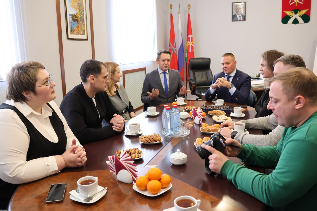 С Днем российской печати!. Сегодня, в День российской печати в администрации состоялась неформальная встреча главы муниципального образования Алексея Платонова и главы администрации Руслана Бутова с представителями СМИ... С Днем российской печати!. Сегодня, в День российской печати в администрации состоялась неформальная встреча главы муниципального образования Алексея Платонова и главы администрации Руслана Бутова с представителями СМИ...