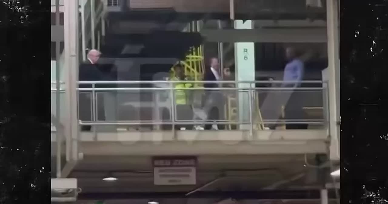 Трамп нецензурно выругался и показал средний палец во время посещения завода Ford в Детройте