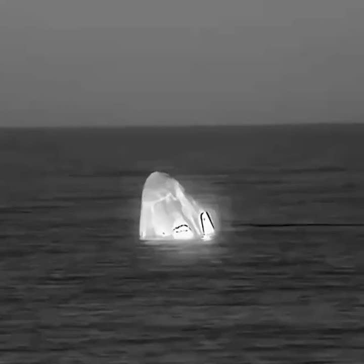 Корабль Crew Dragon с российским космонавтом Олегом Платоновым и астронавтами NASA и JAXA вернулся на Землю, сообщили в Роскосмосе