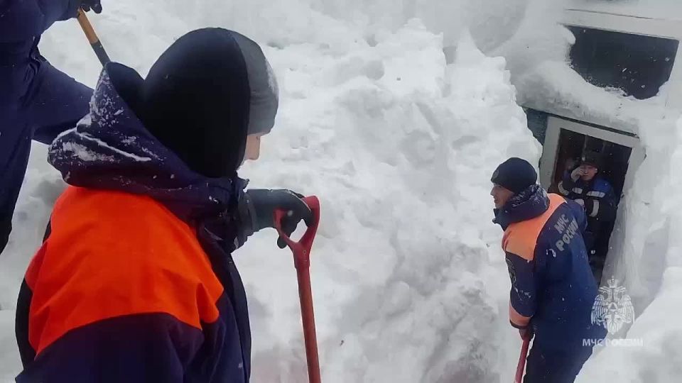 Циклон не отпускает Камчатку — местного жителя завалило снегом, сошедшим с крыши, он погиб на месте