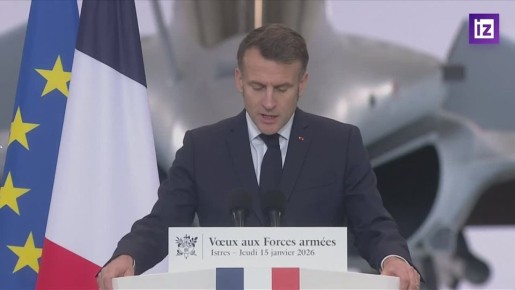 Глаз-алмаз: президент Франции Эммануэль Макрон появился на выступлении перед военными во французском городе Истр с, вероятно, лопнувшим сосудом в глазу