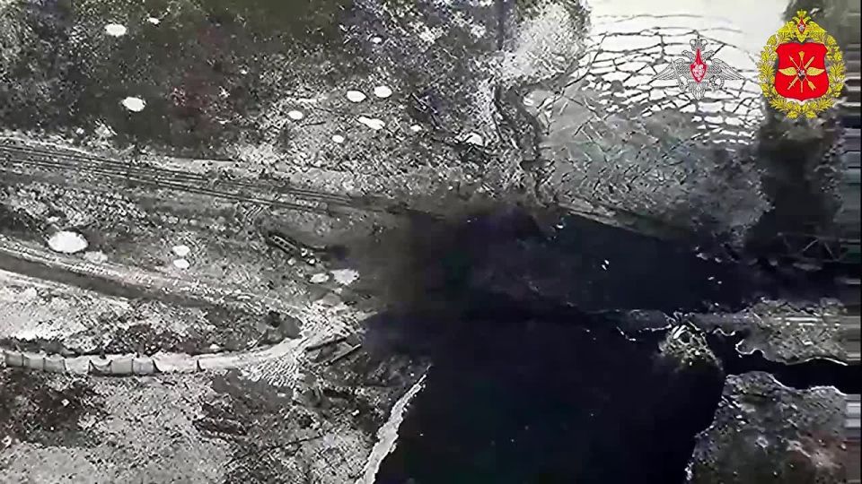 Воздушно-космические силы России авиабомбой ФАБ-500 уничтожили переправу ВСУ через реку Оскол у Осинова в Харьковской области, сообщило Минобороны РФ