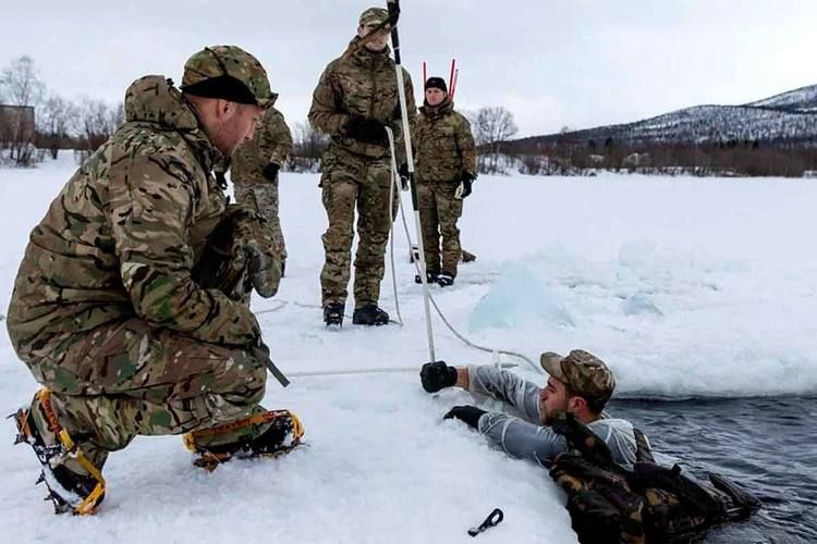 Александр Коц: Плыву я по проруби, в лыжи обутый: британцы учатся воевать с русскими