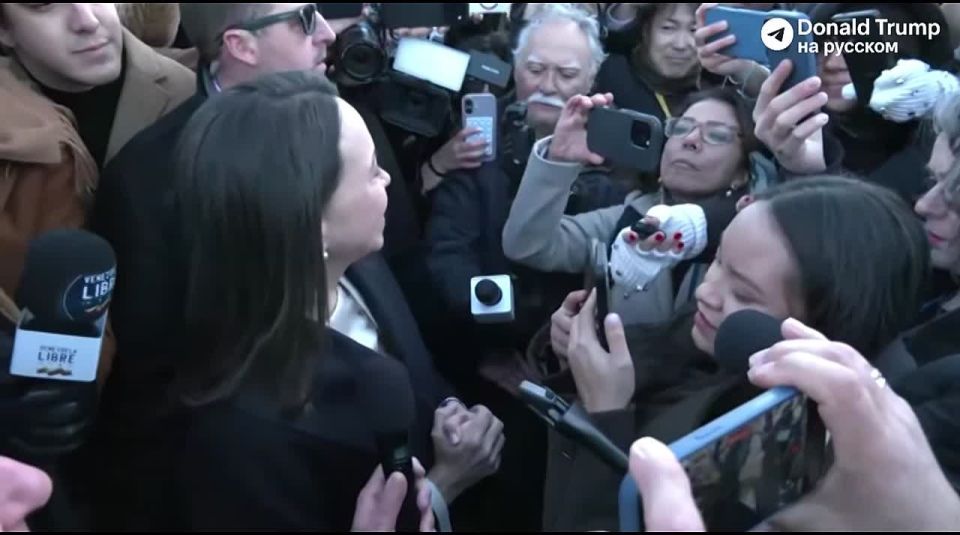 «Двести лет назад генерал Лафайет подарил Симону Боливару медаль с изображением Джорджа Вашингтона. С тех пор Боливар хранил эту медаль до конца своих дней»