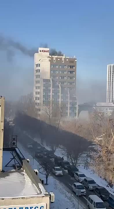 Бизнес-центр горит во Владивостоке, эвакуированы около 60 человек